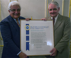 Dr. Kamran Mofid (left), founder of the GCGI presents the award to Mr. Ian Mason (right), Principal of the School of Economic Science, London.